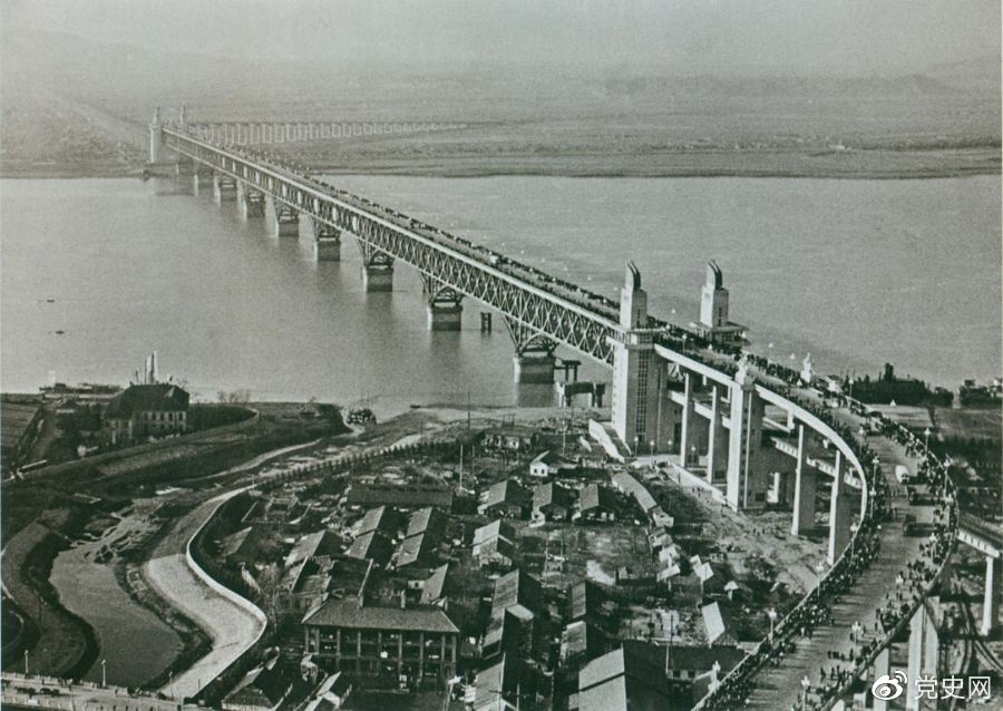 1968年12月29日， 南京長(zhǎng)江大橋全面建成通車(chē)。這是當(dāng)時(shí)中國(guó)自行設(shè)計(jì)建造的最大的鐵路、公路兩用橋。